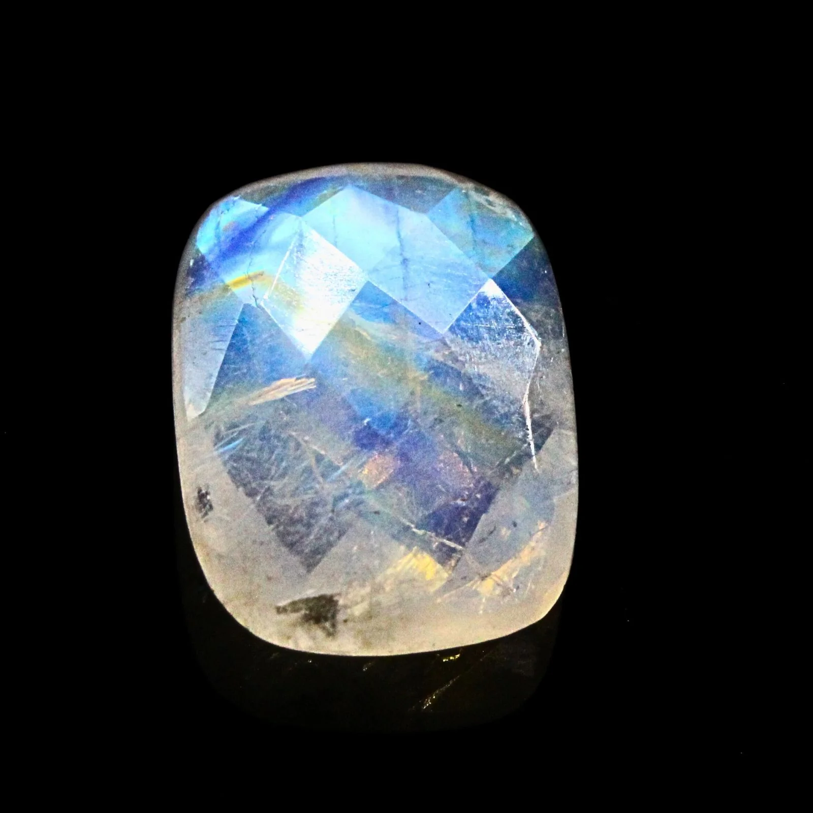 4.9Ct Natural Rainbow Blue Flash Moonstone Gemstone - Image 3