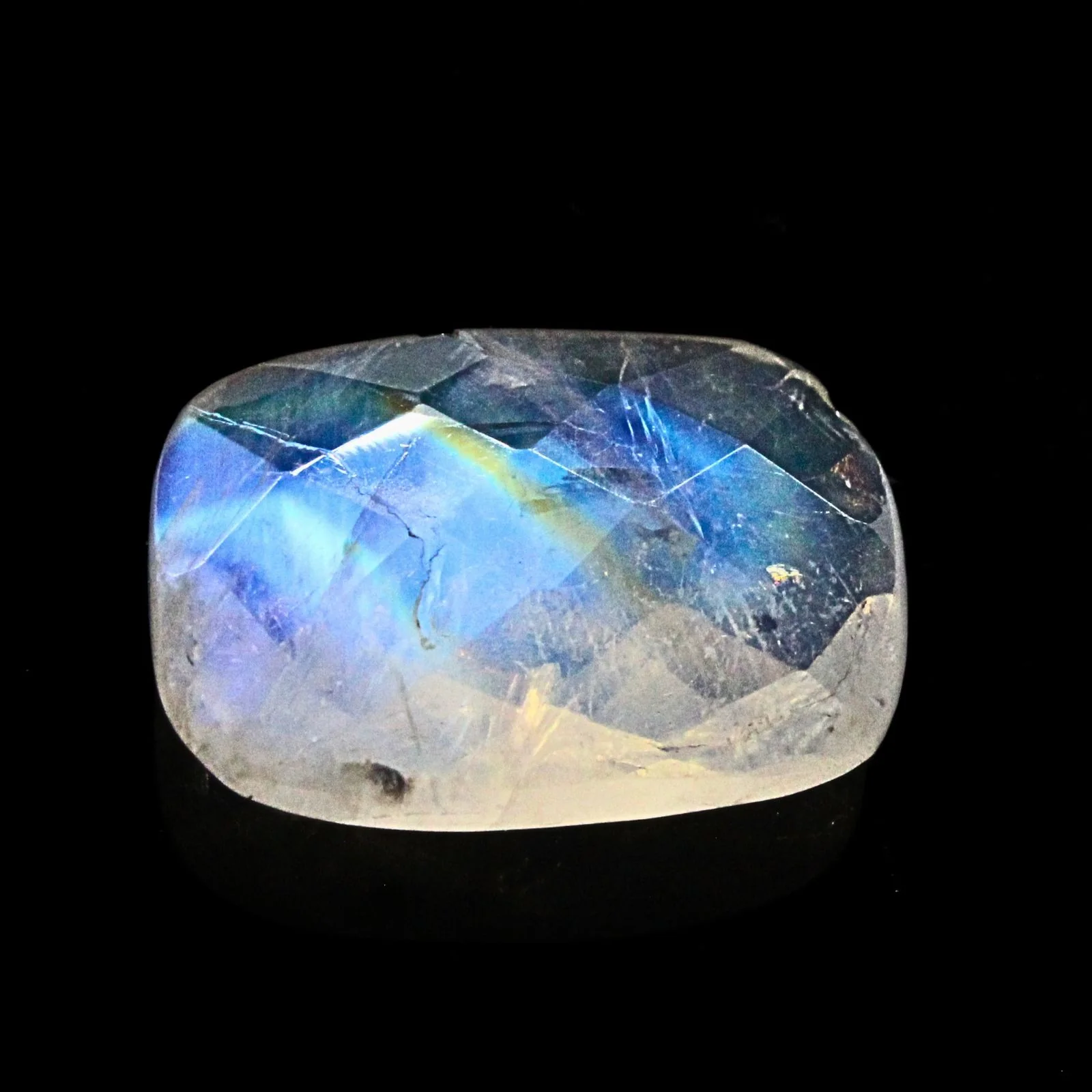 4.9Ct Natural Rainbow Blue Flash Moonstone Gemstone - Image 4